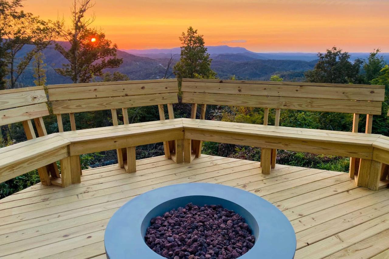 Upscale Gatlinburg Cabin Deck, Fire Pit And Hot Tub ภายนอก รูปภาพ
